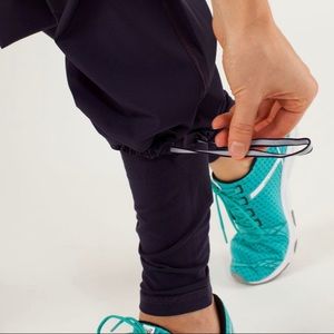 Lululemon Run: Dog Runner Pant, Size 6